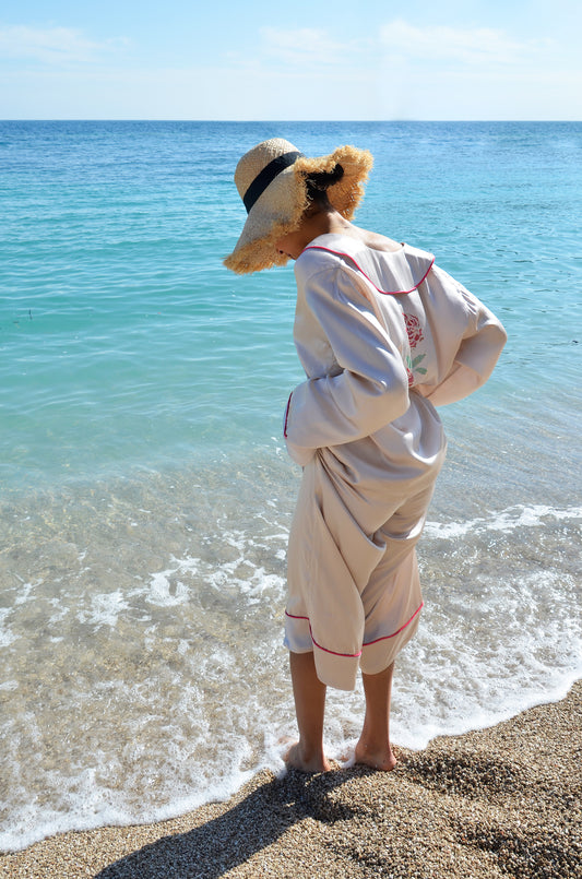 Pyjama de plage en soie peinte Charlotte, porté
