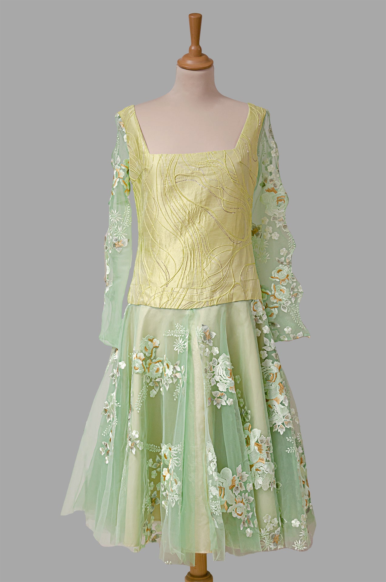 Robe en brocard de soie et dentelle : Simonetta