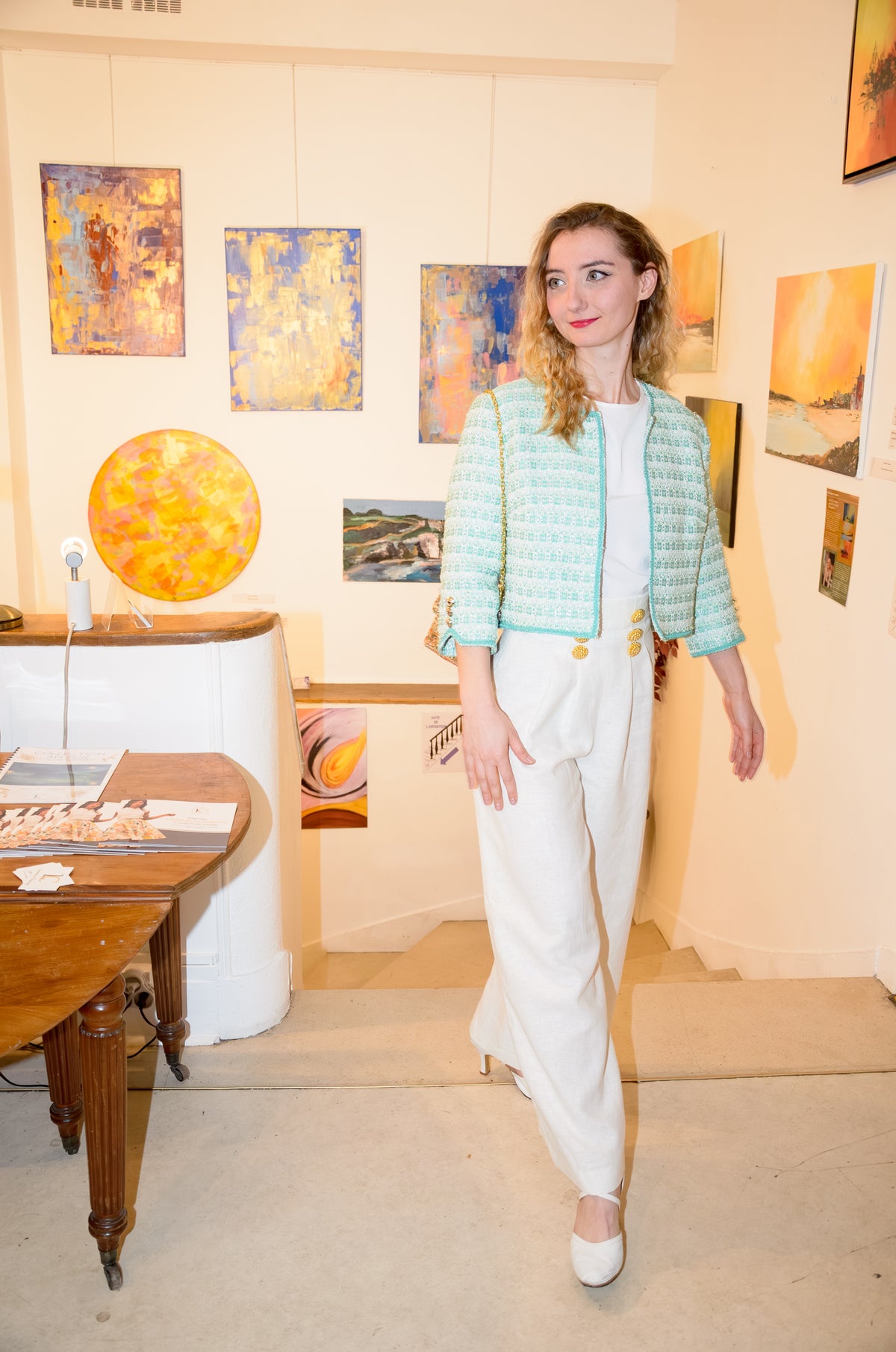 Veste Nora et pantalon Cyan en intérieur