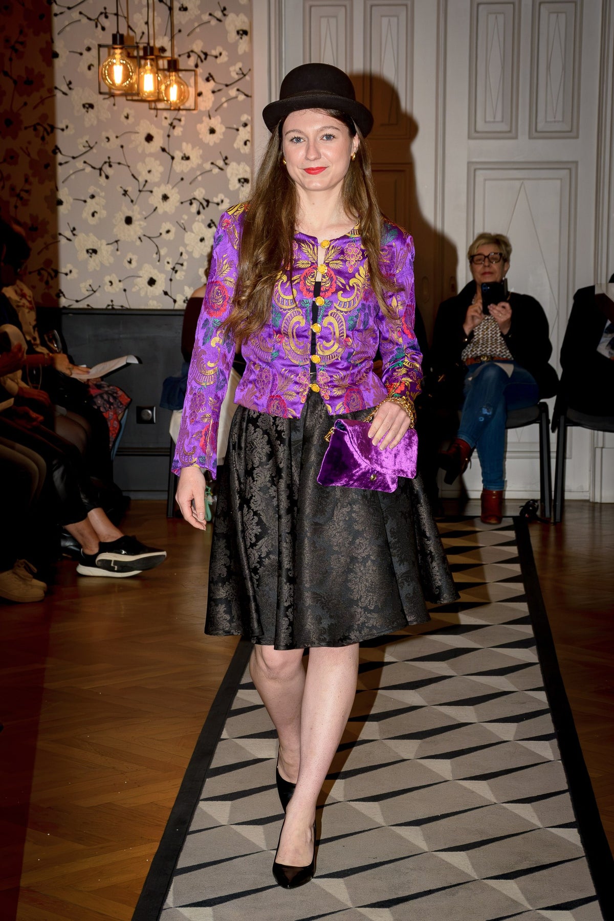 Veste en brocart violet Sumaq et jupe en jacquard Mallku vues de face