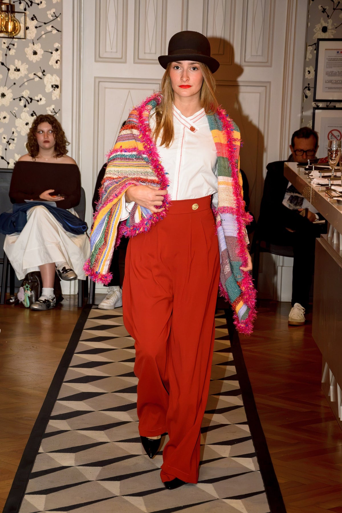 Chemisier Amaru, pantalon large Kuntur et écharpe Rosa sur les épaules