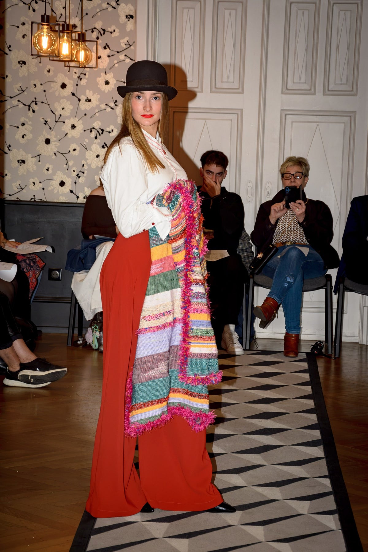 Écharpe Rosa portée en pan sur le pantalon Kuntur