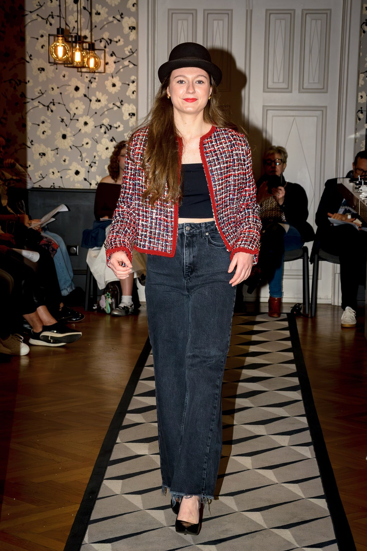 Veste en tweed Wara portée ouverte sur un jean