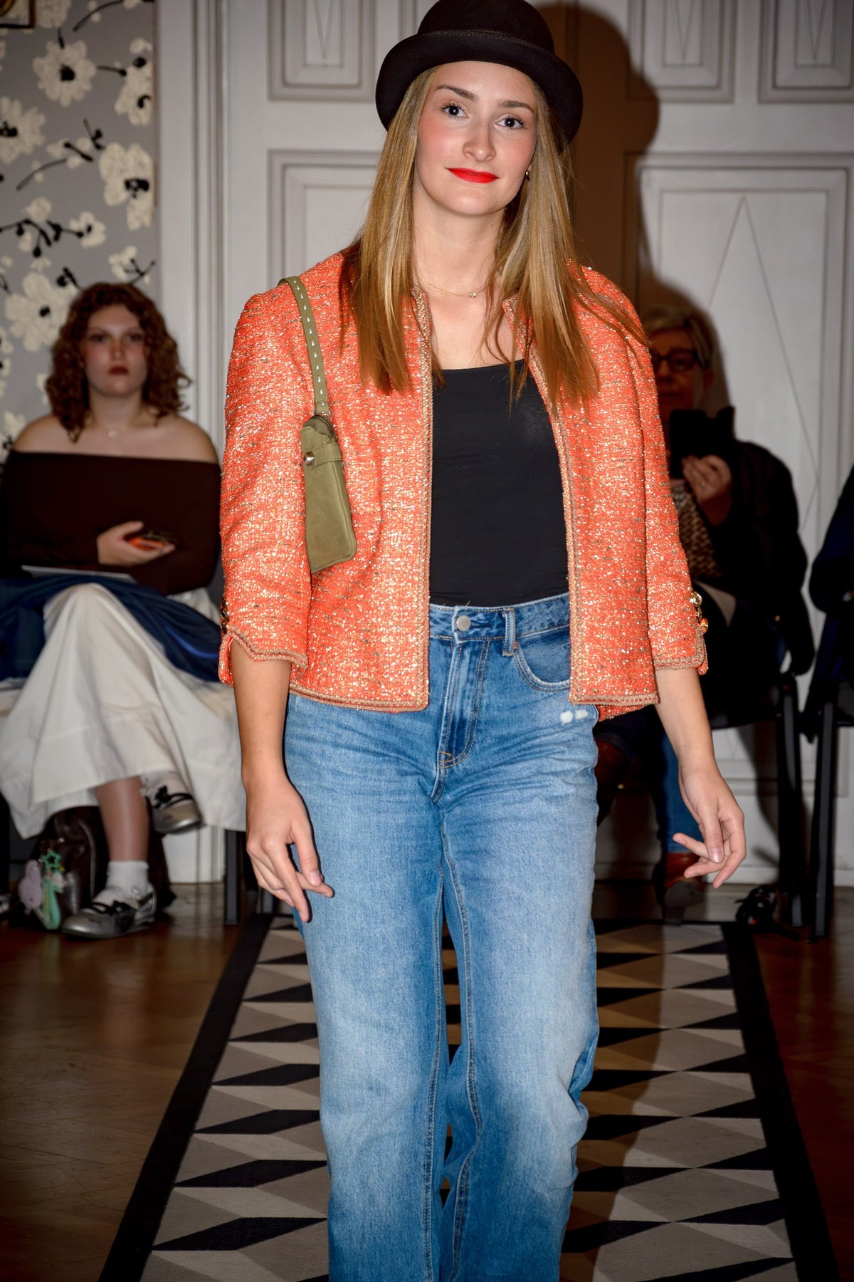 Veste en tweed orange Luz portée sur un jean