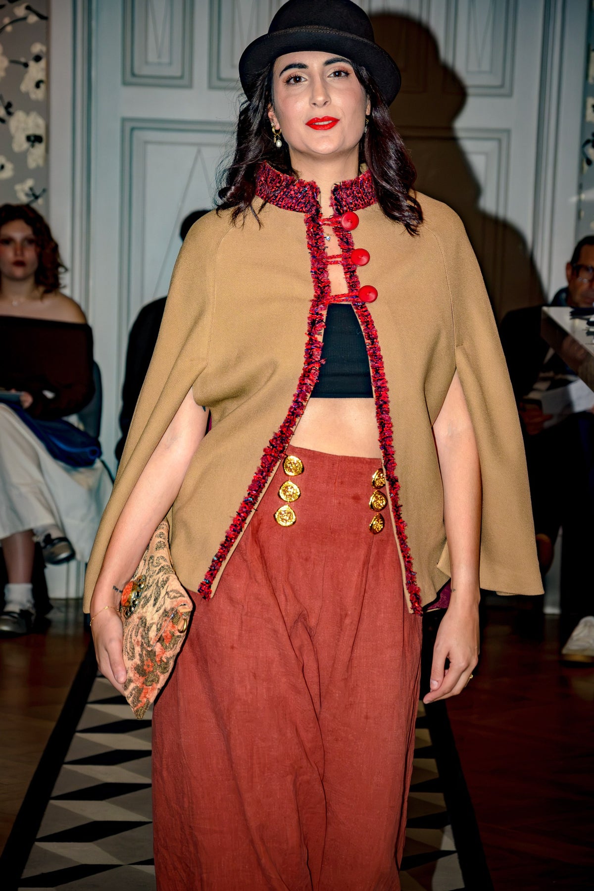 Cape en laine camel Illari bordée de tweed rouge