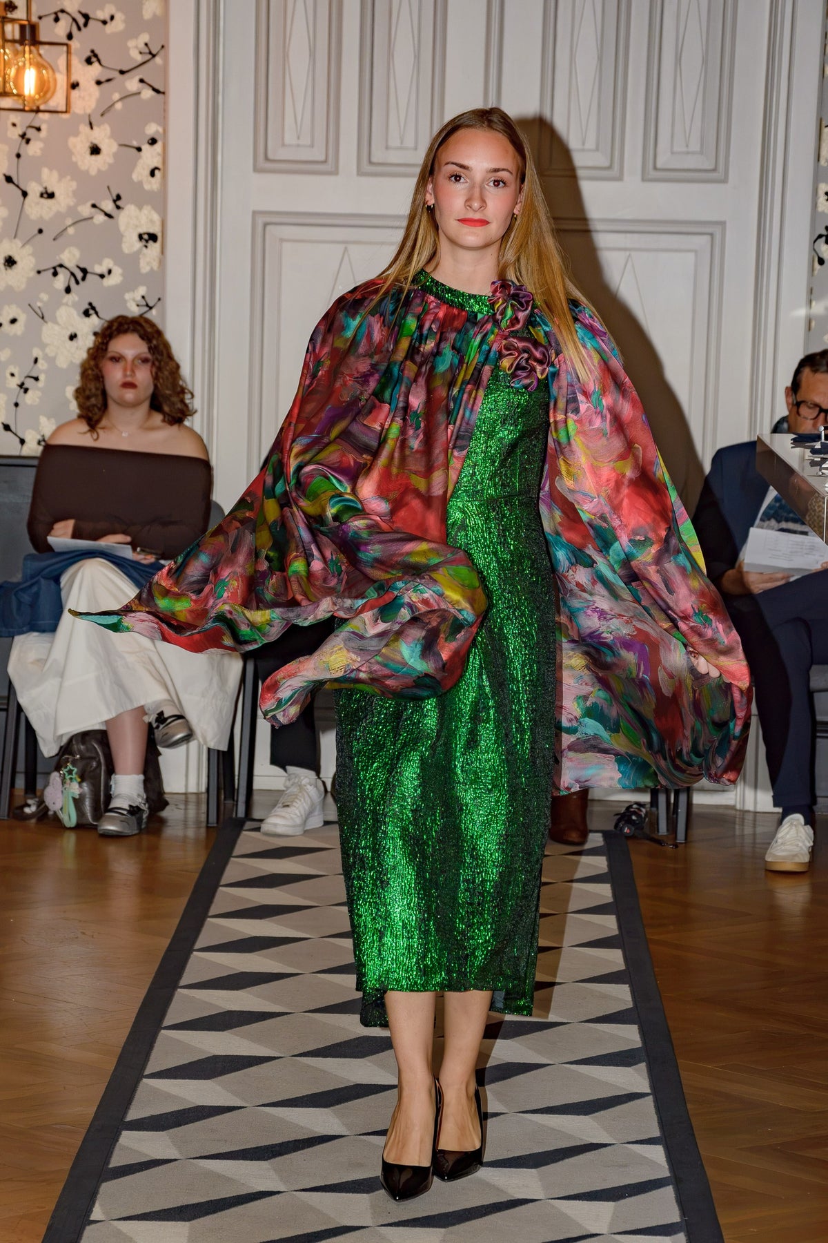 Robe du soir Esmeralda et jupon Apu drapé sur les épaules