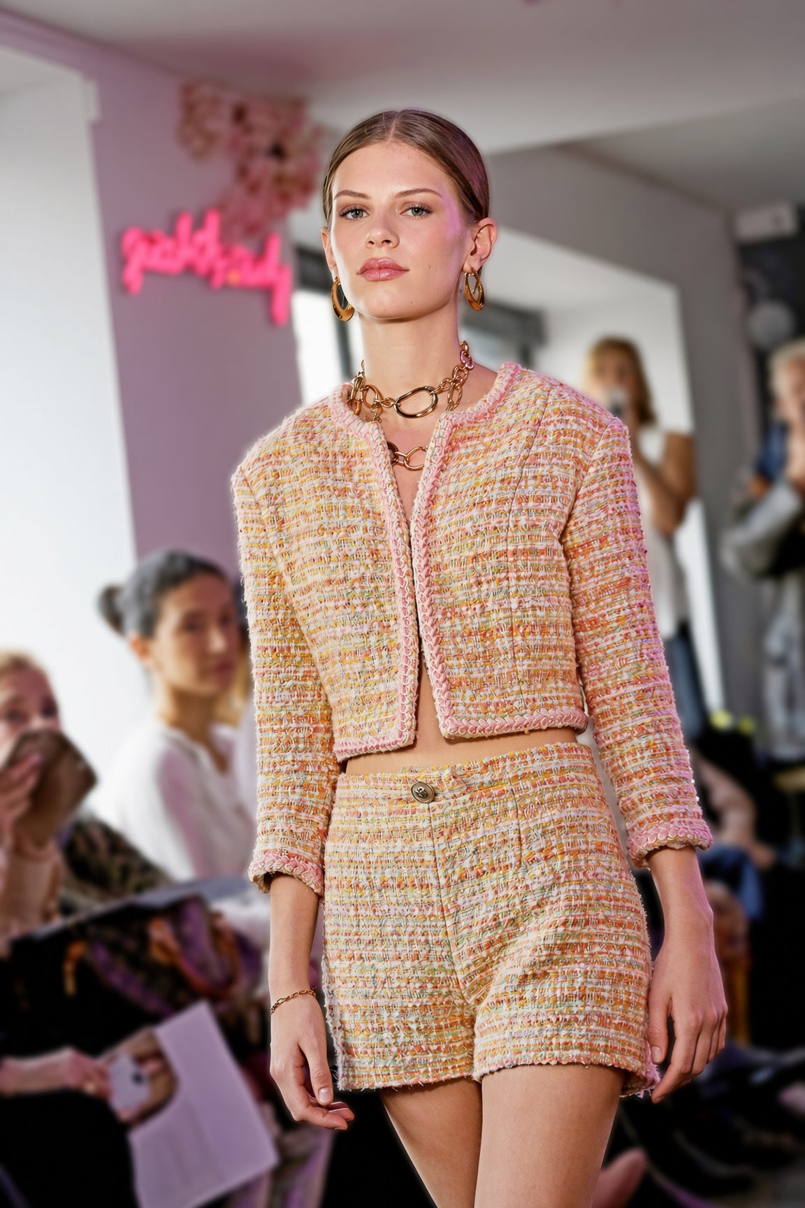 Tailleur Myriam en tweed écru acidulé, veste courte et short, vue de face