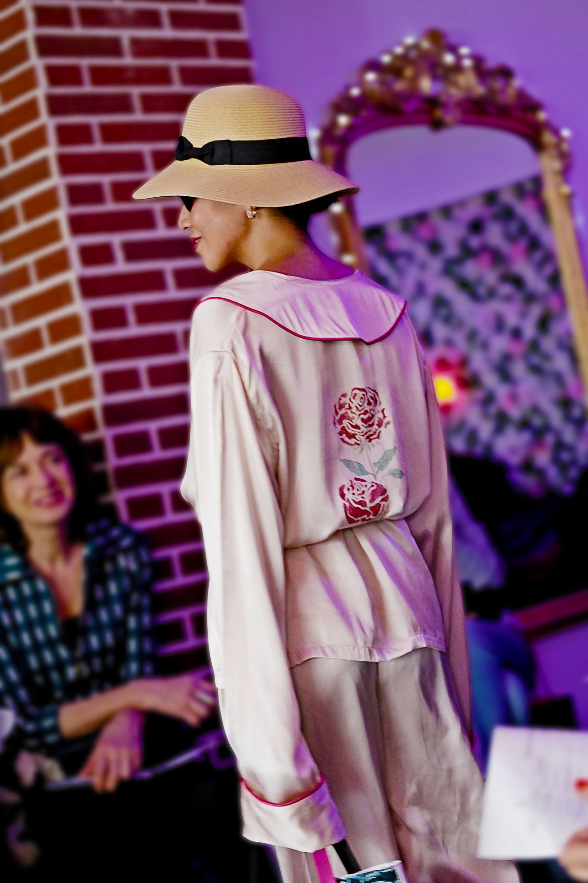 Dos de la veste Charlotte, deux roses peintes à la main
